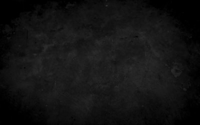 职业电竞选手在训练基地使用大屏幕回放分析比赛战术数据