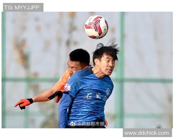 《功夫足球中的秃头球星如何凭借绝技逆袭成传奇》